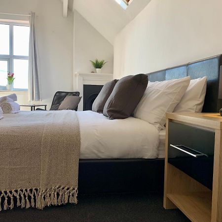 Somerford Place - 6 Beds - Sleeps 12 - Parks 2-3 Cars/Vans Willenhall Εξωτερικό φωτογραφία