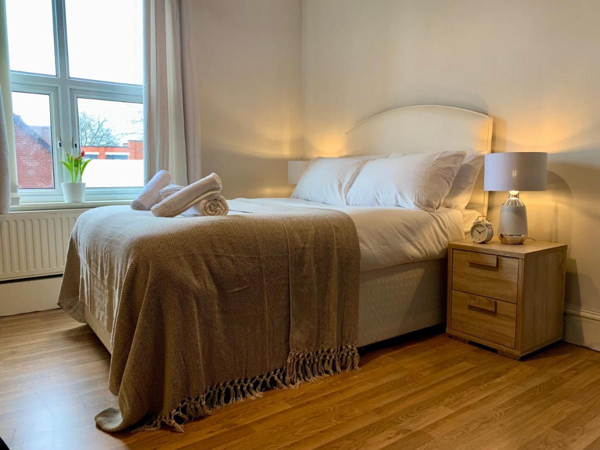 Somerford Place - 6 Beds - Sleeps 12 - Parks 2-3 Cars/Vans Willenhall Εξωτερικό φωτογραφία