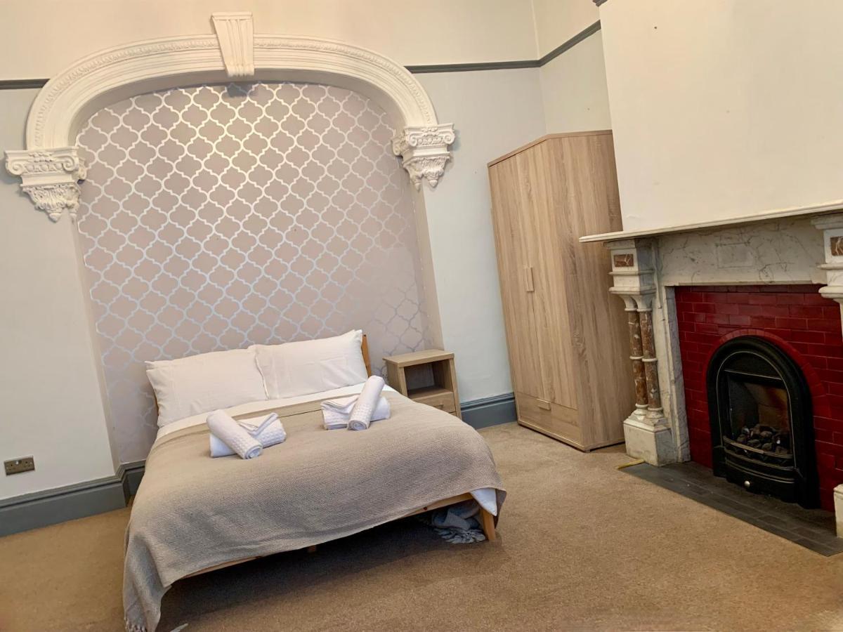 Somerford Place - 6 Beds - Sleeps 12 - Parks 2-3 Cars/Vans Willenhall Εξωτερικό φωτογραφία