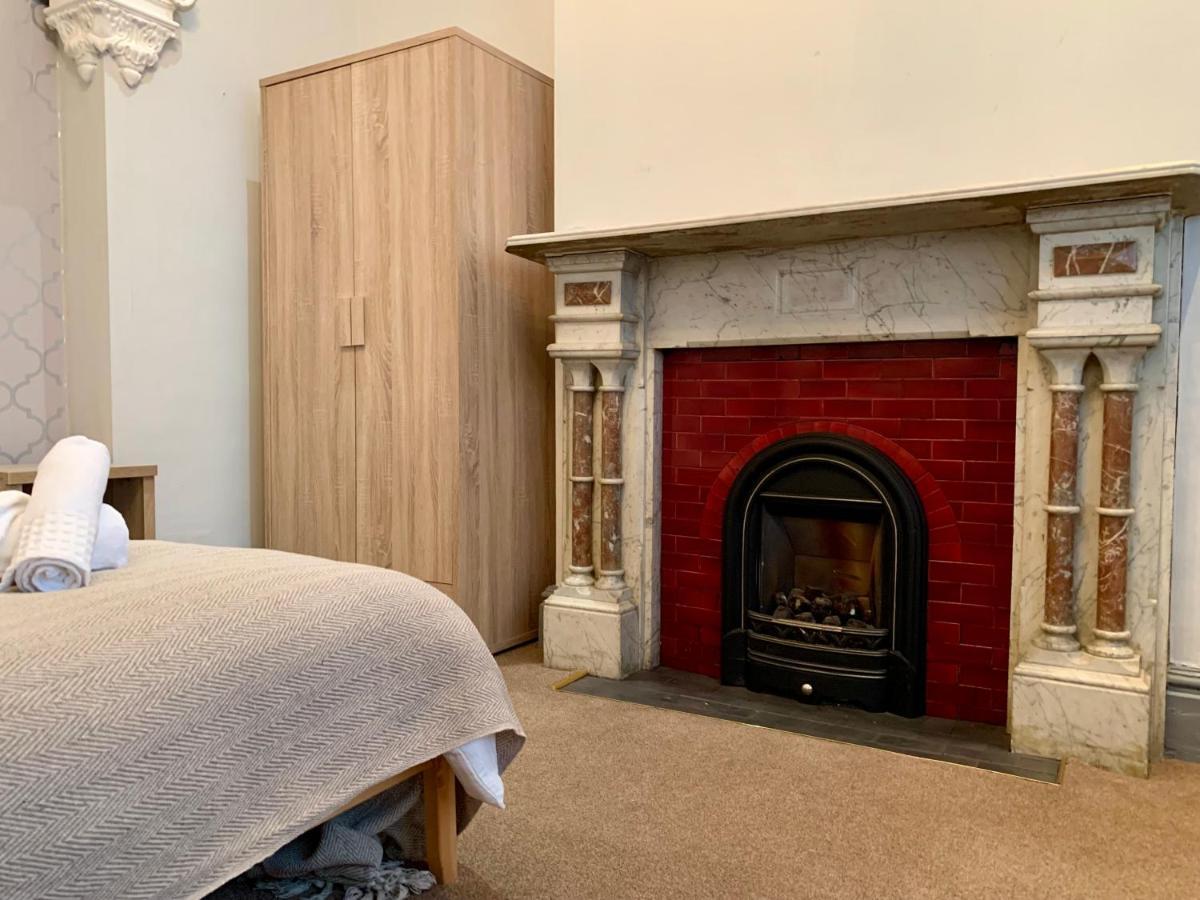 Somerford Place - 6 Beds - Sleeps 12 - Parks 2-3 Cars/Vans Willenhall Εξωτερικό φωτογραφία