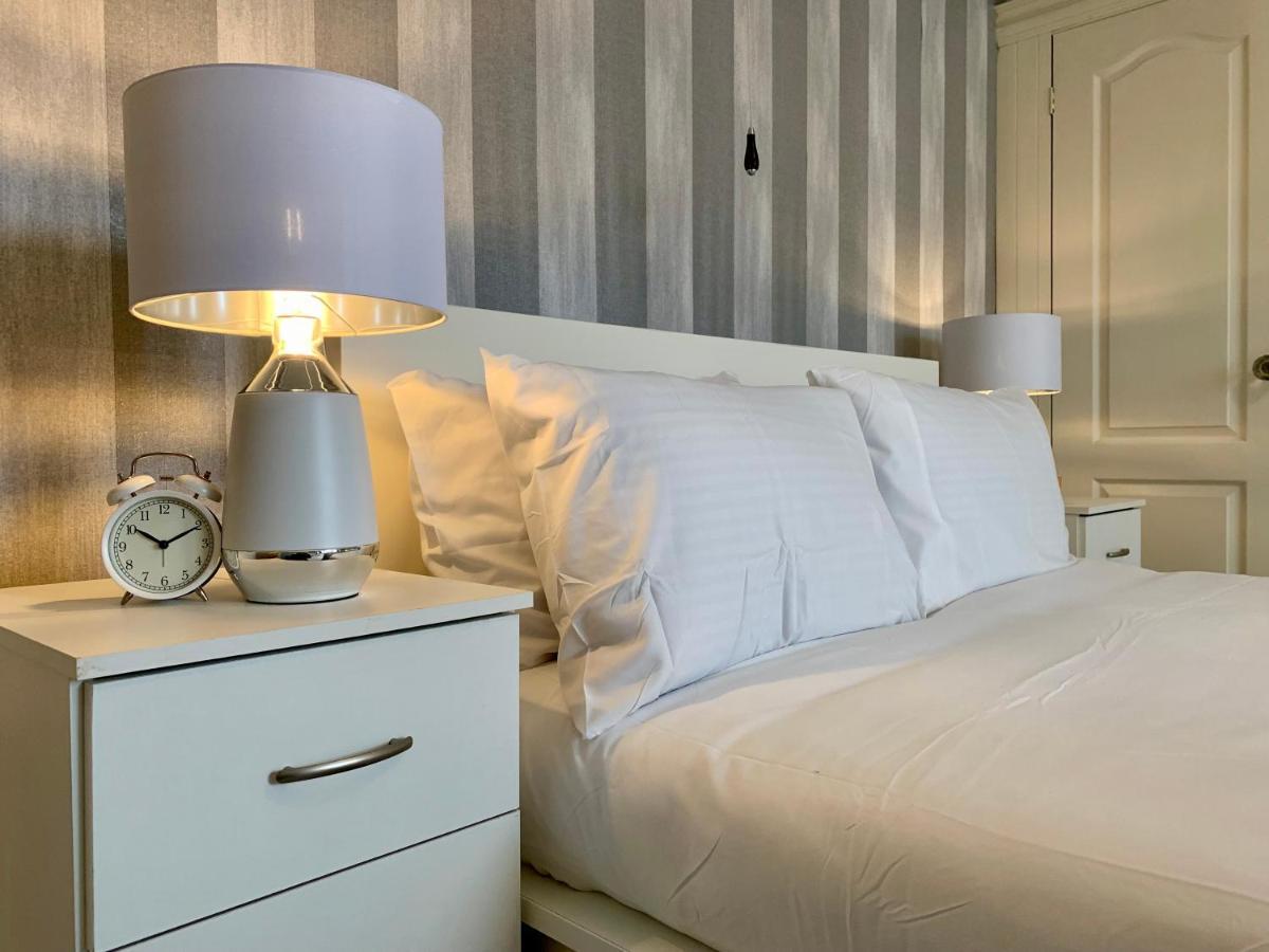 Somerford Place - 6 Beds - Sleeps 12 - Parks 2-3 Cars/Vans Willenhall Εξωτερικό φωτογραφία