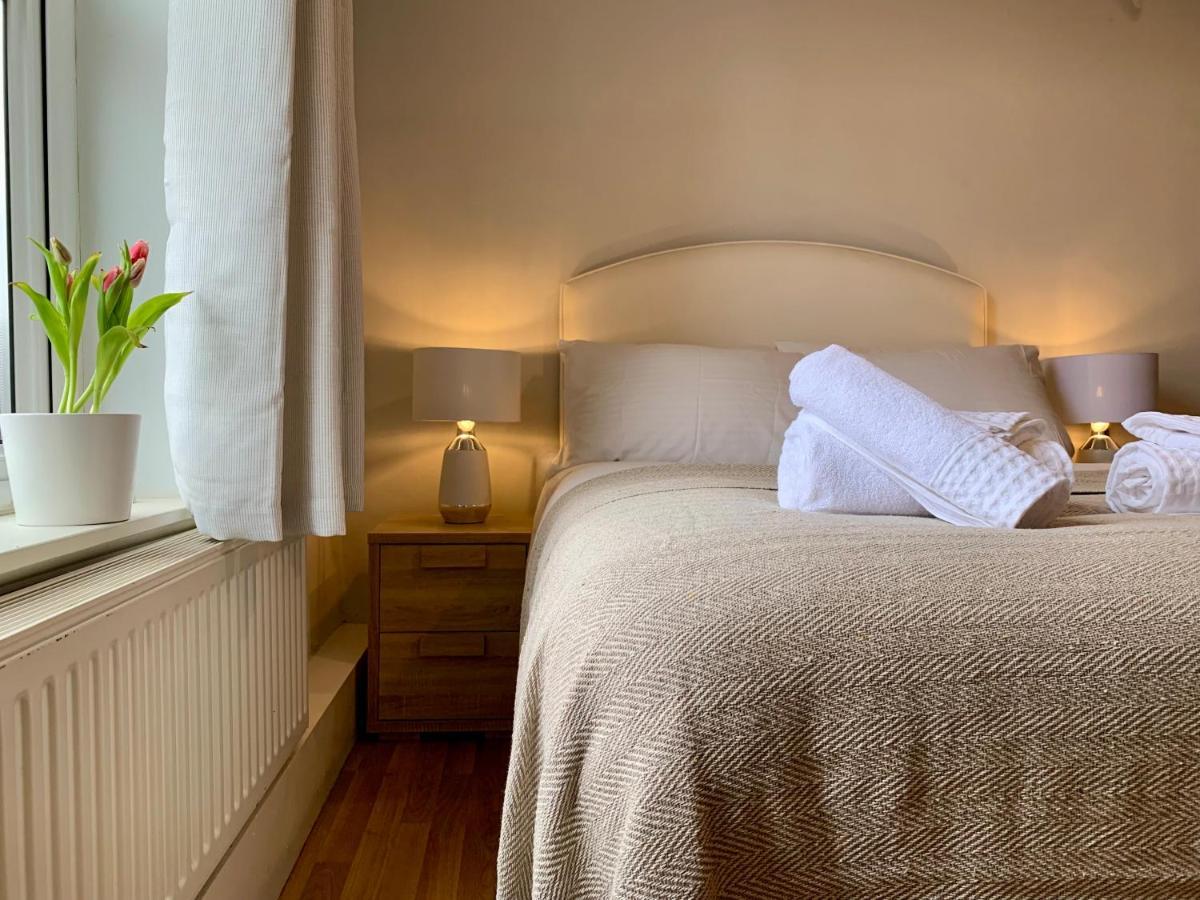Somerford Place - 6 Beds - Sleeps 12 - Parks 2-3 Cars/Vans Willenhall Εξωτερικό φωτογραφία