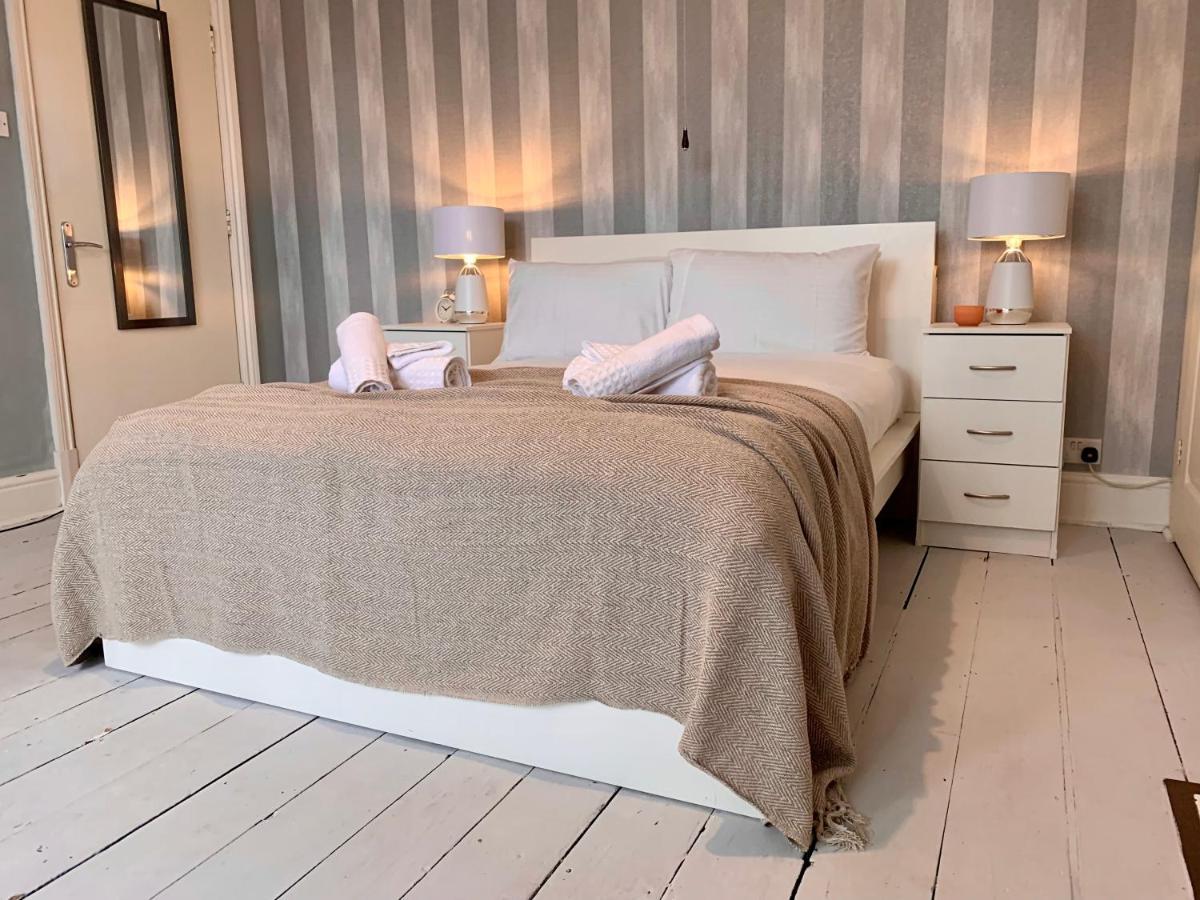 Somerford Place - 6 Beds - Sleeps 12 - Parks 2-3 Cars/Vans Willenhall Εξωτερικό φωτογραφία